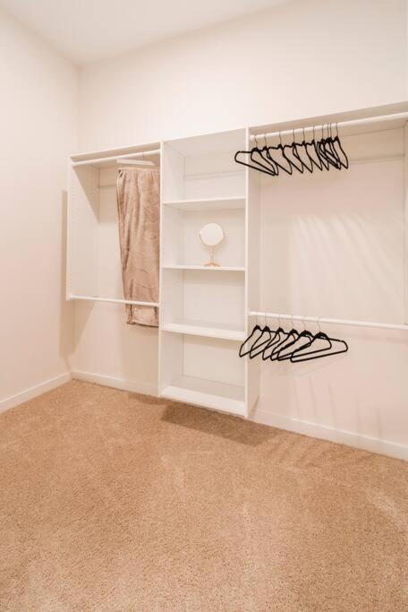 Charming Cozy Apartment With Wi-Fi & Free Parking Charlotte Bagian luar foto