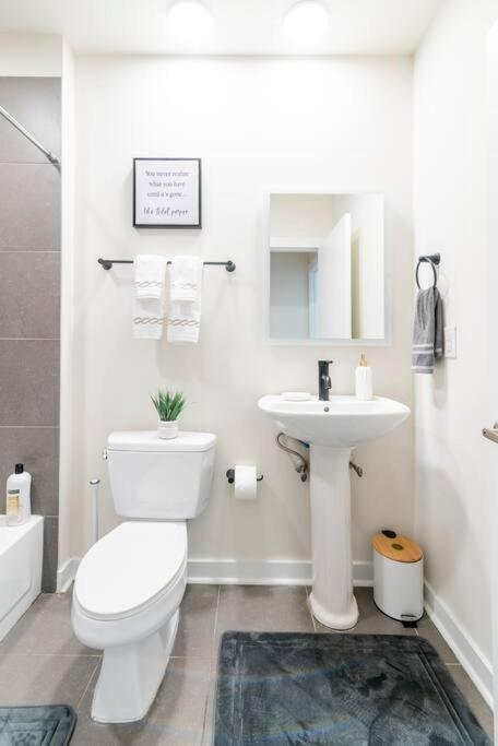 Charming Cozy Apartment With Wi-Fi & Free Parking Charlotte Bagian luar foto