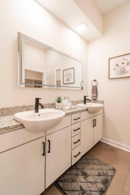 Charming Cozy Apartment With Wi-Fi & Free Parking Charlotte Bagian luar foto