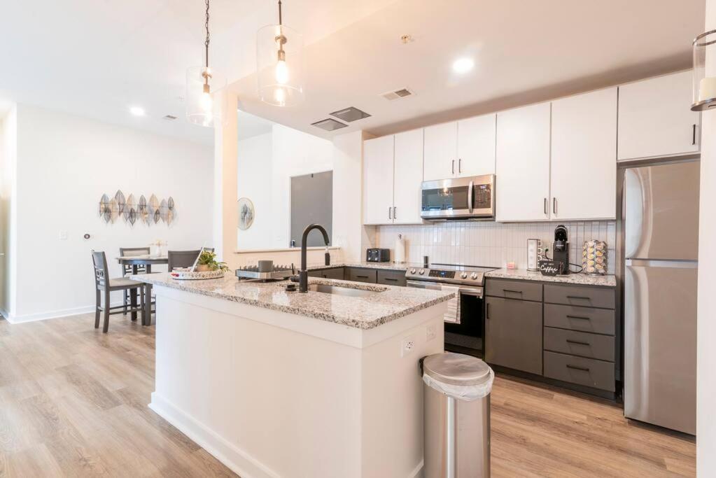 Charming Cozy Apartment With Wi-Fi & Free Parking Charlotte Bagian luar foto