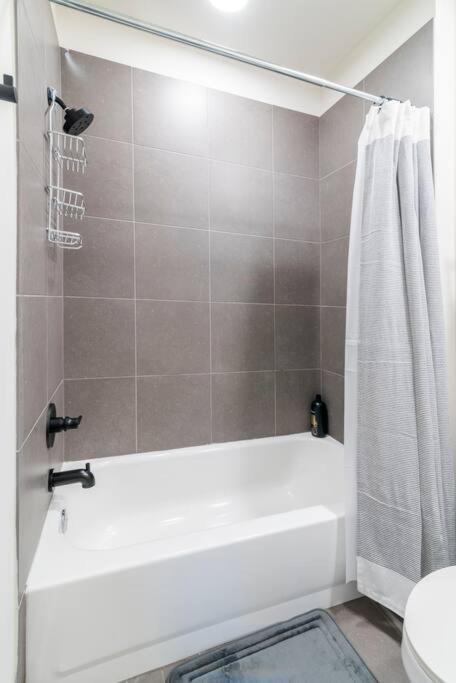Charming Cozy Apartment With Wi-Fi & Free Parking Charlotte Bagian luar foto