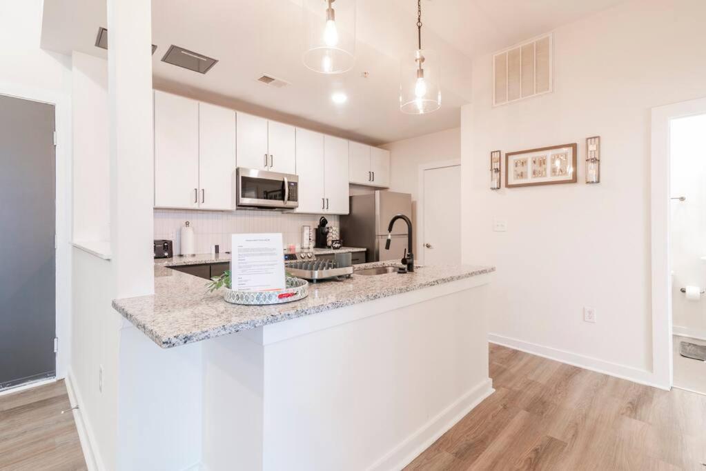 Charming Cozy Apartment With Wi-Fi & Free Parking Charlotte Bagian luar foto
